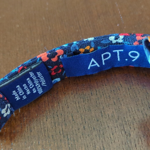 Clasped bow tie - Picture 2 of 4